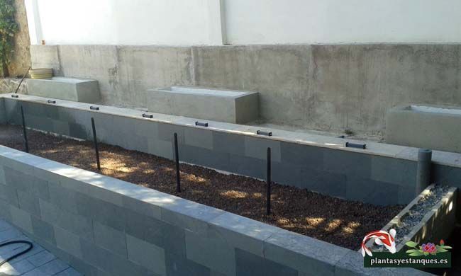 Construcción de un filtro biológico para una piscina ecológica 7 Fondo de filtro con piedra volcanica